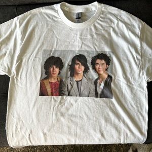 Unisex Large White Throwback Jonas Brothers T-Shirt